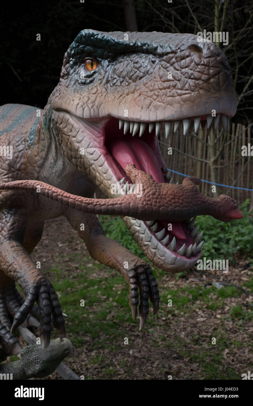 Les dinosaures du Jurassique au modèle uni à Osterley Park, Londres. Banque D'Images