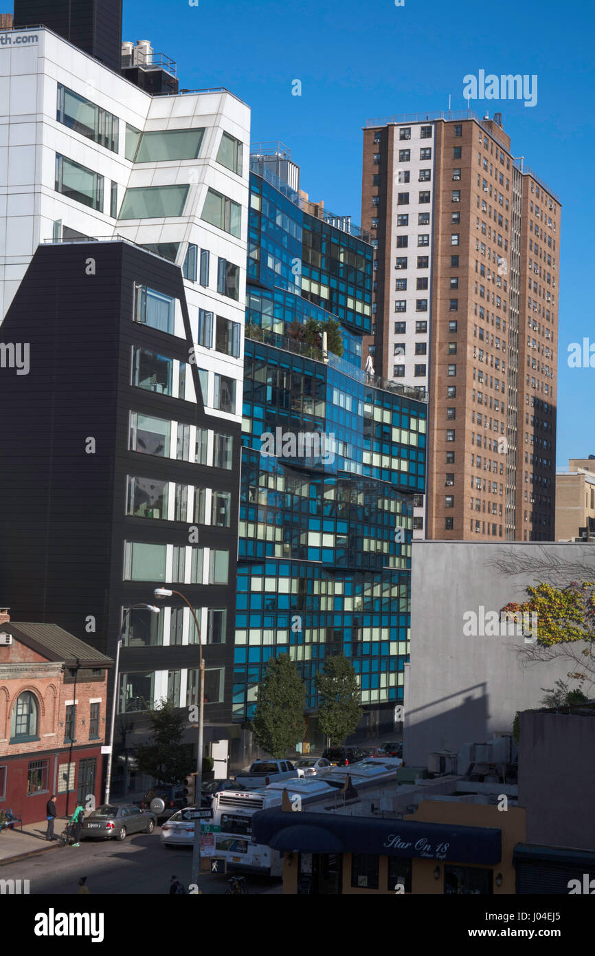 Les immeubles à appartements à la 18e Rue Ouest le long de la ligne élevée dans le Meatpacking District et Chelsea Manhattan New York USA Banque D'Images