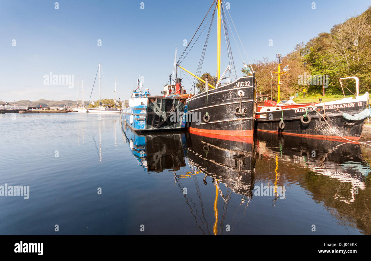 Crinan, Écosse, Royaume-Uni - juin 3, 2011 : l'Étincelle vitale et autres bateaux Clyde Puffer siéger amarré dans le bassin de l'Crinan Canal sur une journée ensoleillée sur le we Banque D'Images