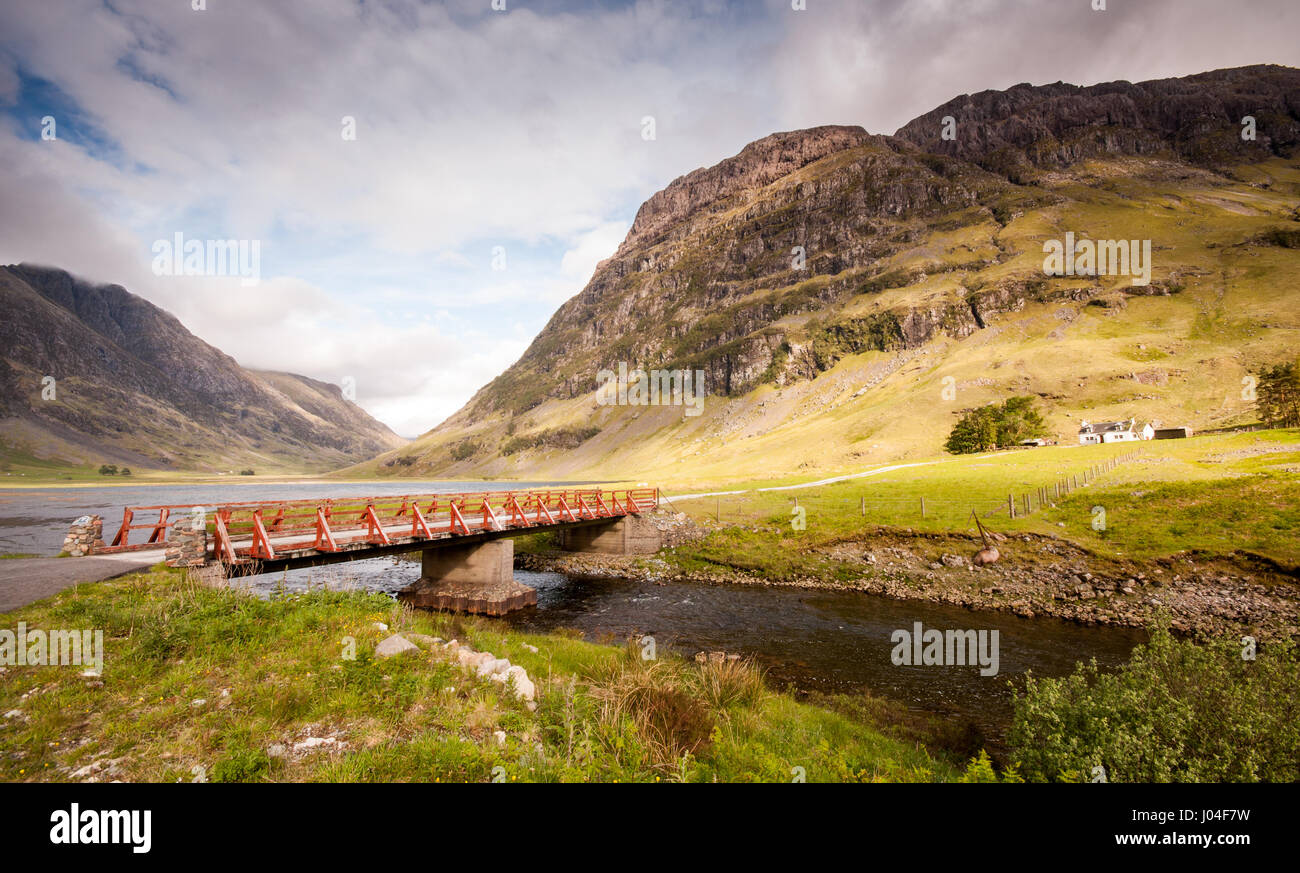 Un petit pont traverse la rivière de l'Europe pour Achnambeithach Gîte, nichée dans les montagnes de pure Glen Coe dans l'ouest des Highlands d'Écosse. Banque D'Images