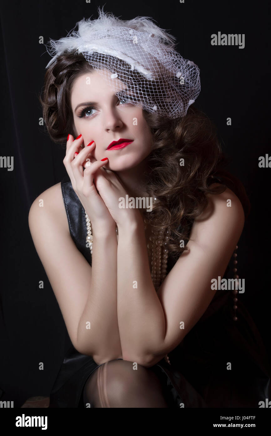 Belle coiffure vintage avec un chapeau blanc. La photographie de studio  Photo Stock - Alamy