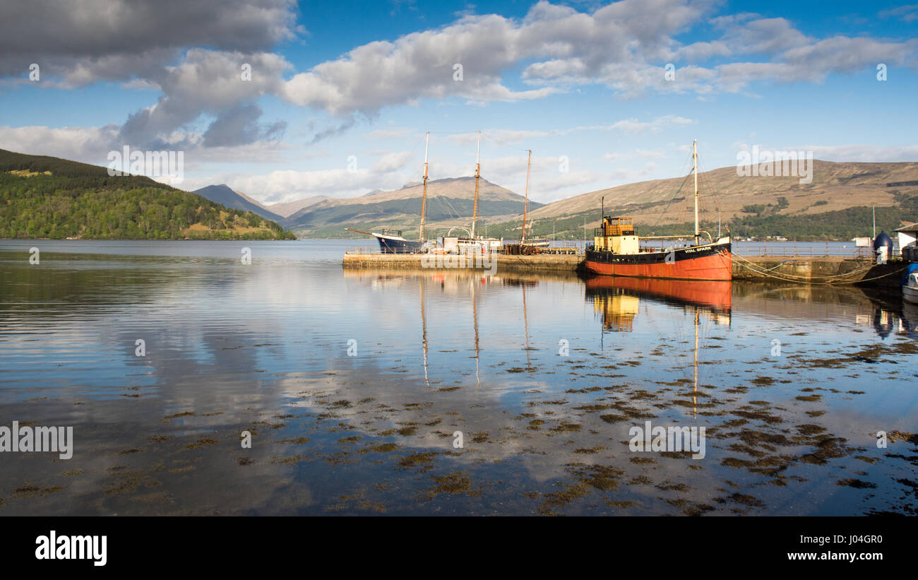 L'Étincelle Vitale, un célèbre 'bateau' Puffer Clyde, est amarré à quai dans le Loch Fyne Inveraray dans l'ouest des Highlands d'Écosse. Banque D'Images