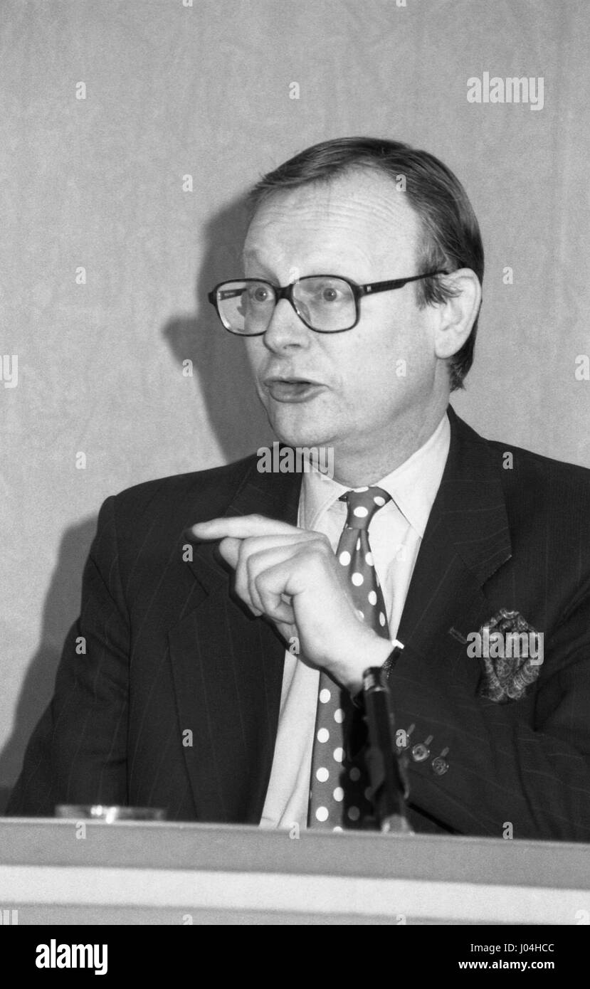 Rt. L'honorable John Selwyn Gummer, Ministre de l'Agriculture, de la pêche et de l'alimentation et du parti Conservateur Député de Suffolk Coastal, assiste à une partie conférence de presse à Londres, Angleterre le 5 mars 1992. Banque D'Images