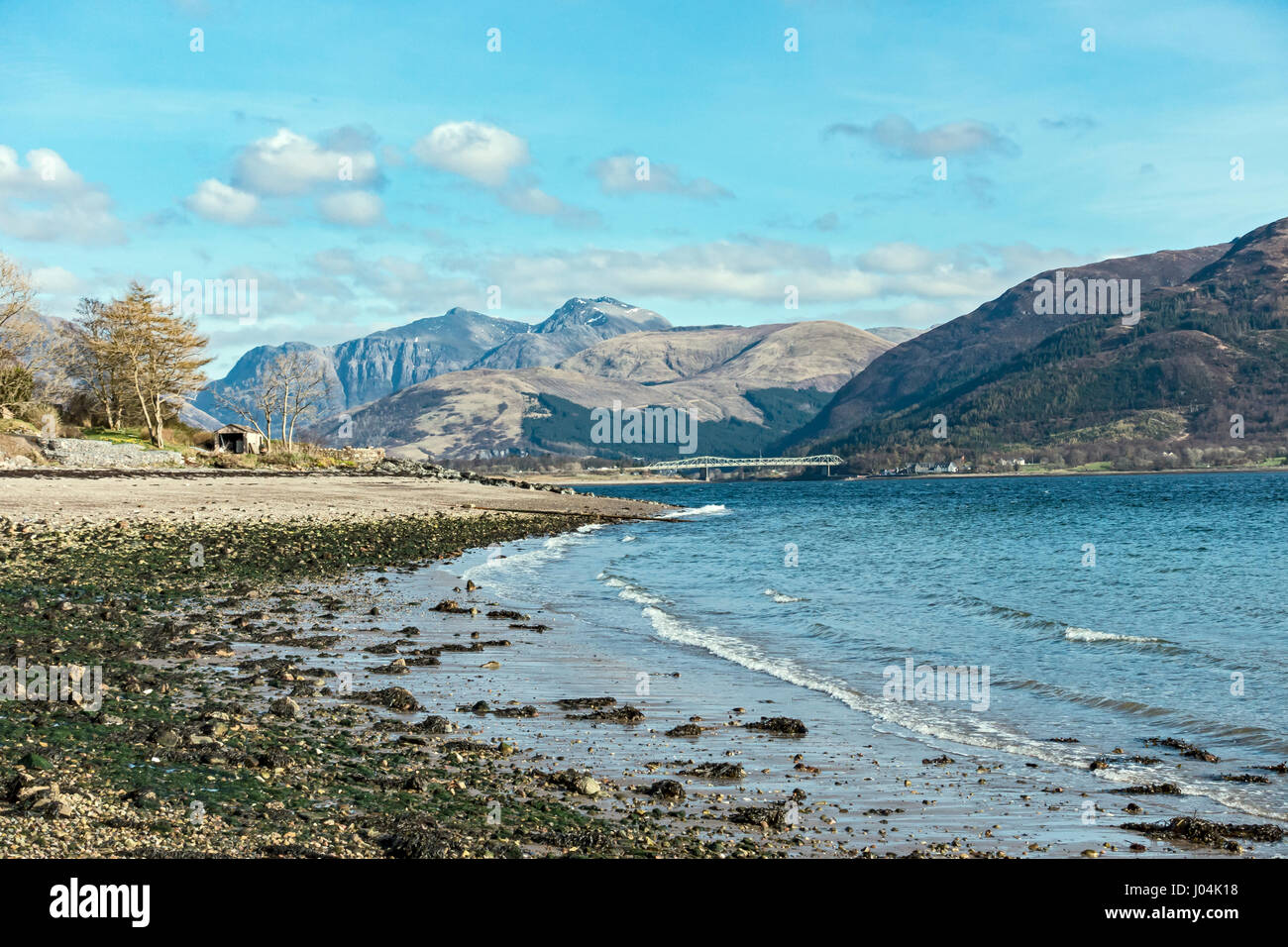 Vue du village écossais Onich sur le Loch Linnhe vers les montagnes avec Glen Coe Bidean nam Bian dans Highland Scotland UK Banque D'Images