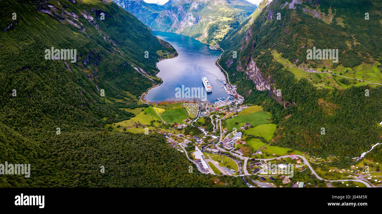 Fjord de Geiranger, Belle Nature Norvège photographie aérienne. Il est situé à 15 kilomètres (9,3 mi) long branch off du Sunnylvsfjorden, qui est une succursale o Banque D'Images