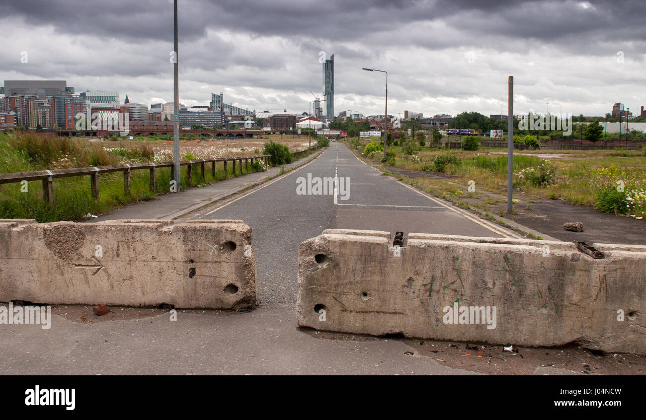 Les obstacles concrets bloquer une rue de la ville de Salford borough de Greater Manchester où le logement a été démoli et n'a pas encore être régénéré, Banque D'Images