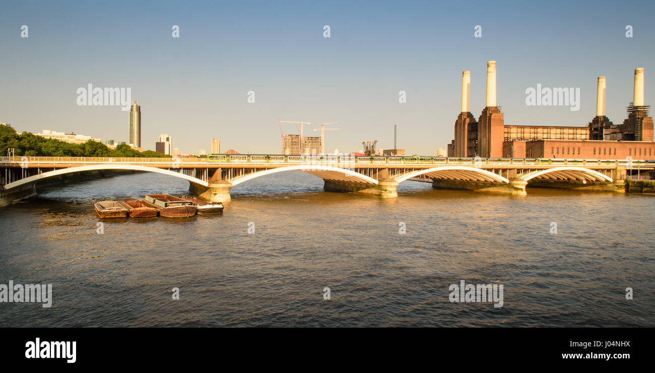 Londres, Angleterre, Royaume-Uni - juillet 9, 2013 : le sud les trains traversent grosvenor bridge sur la tamise à Pimlico sur leur approche de la London's victoria sta Banque D'Images