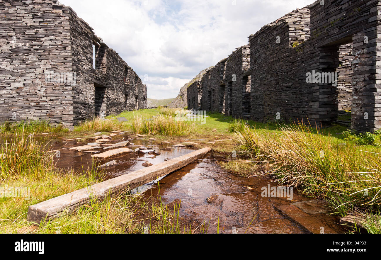 Mine d'ardoise à l'abandon de la carrière et de bâtiments à cwmorthin, haut au-dessus de blaenau ffestiniog moelwyn dans les montagnes de Snowdonia dans le nord du Pays de Galles. Banque D'Images