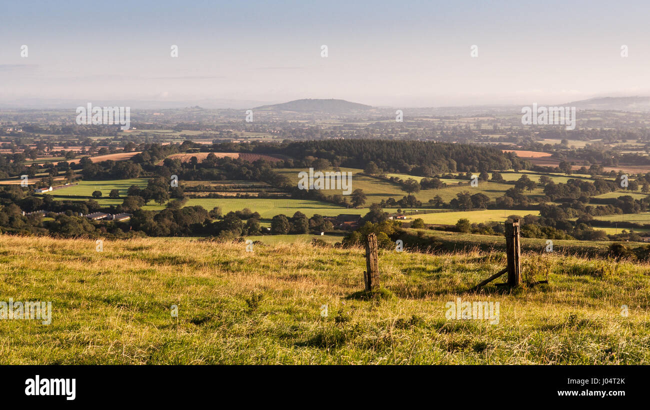 Donnant sur la vallée de Blackmore, une vallée agricole rural en Amérique du Dorset, du sommet du okeford Hill dans le Dorset Downs. Banque D'Images