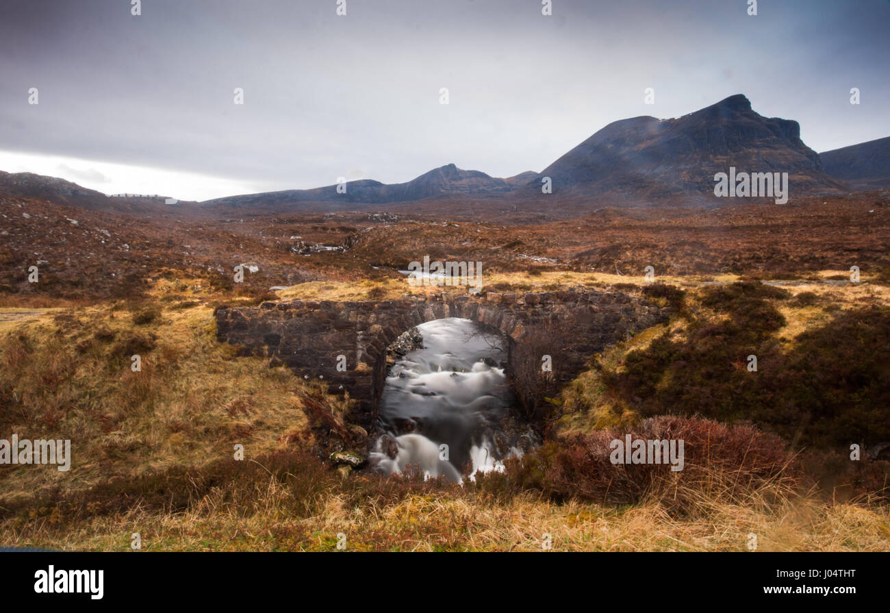 Un flux d'eau de montagne dans les torrents de montagne près de Kylesku off Quinag Assynt dans dans l'extrême nord ouest des Highlands écossais. L'ancienne route désaffectée c Banque D'Images