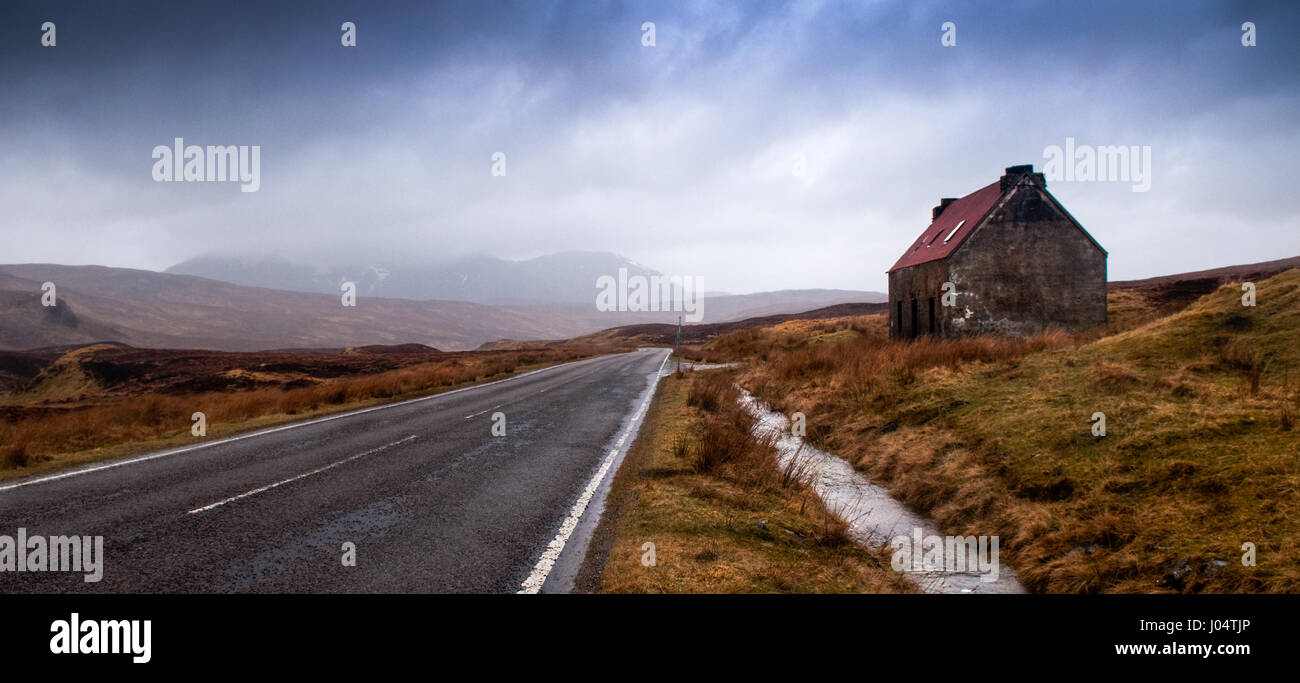 La maison Fainmore à distance à côté de l'A832 'Destitution Road', construit sur la télécommande et sombre de la lande Fain pour créer des travaux au cours de la pomme de terre Banque D'Images