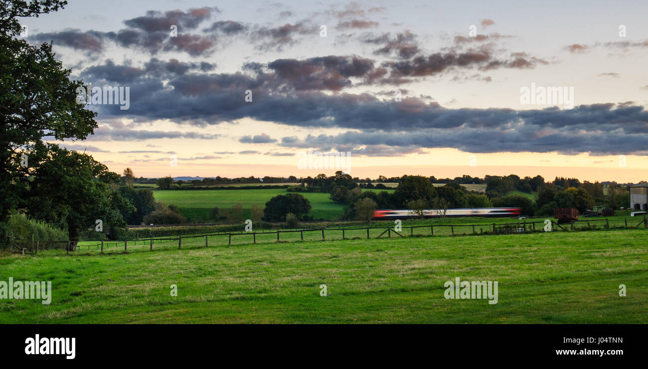 Gillingham, England, UK - 6 octobre, 2012 : une classe de 159 trains sud-ouest la vitesse des trains de voyageurs à travers les terres agricoles en Amérique du dorset's blackmore vale. Banque D'Images