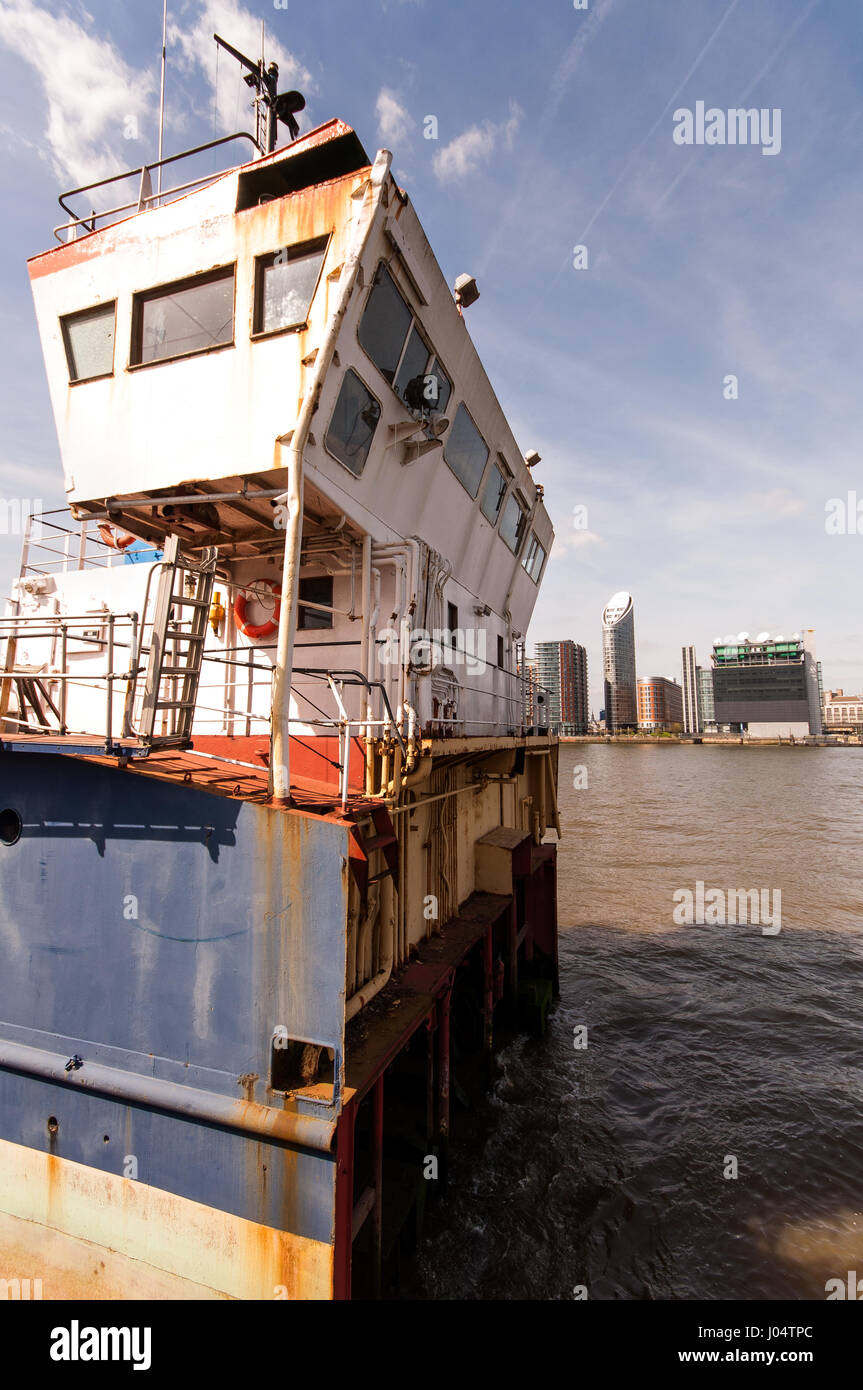 Londres, Angleterre, Royaume-Uni - 10 Avril 2010 : une section d'un petit cargo fixé dans la Tamise à North Greenwich, par l'artiste Richard Wilson. Banque D'Images