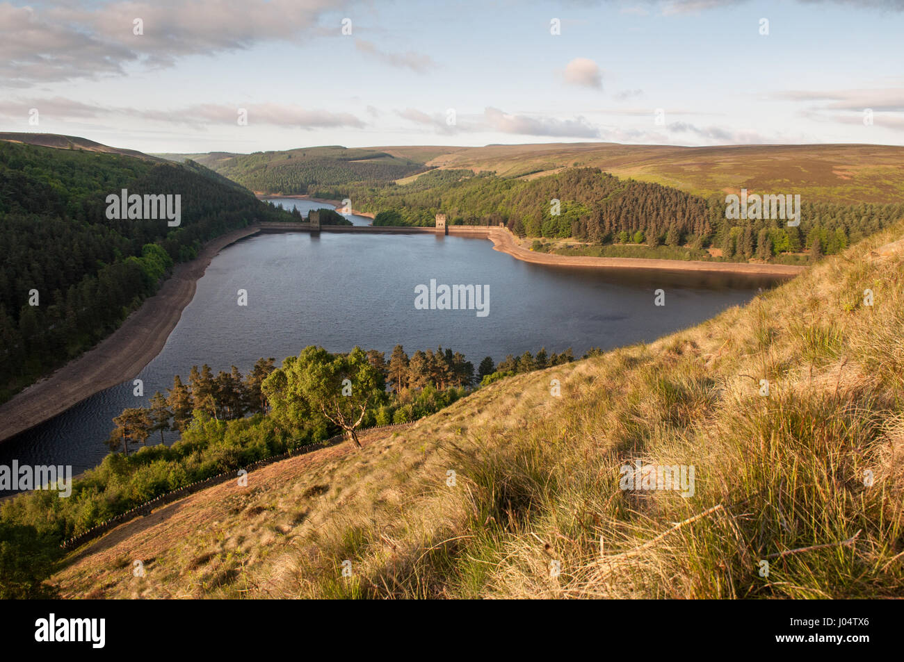 La première lumière sur le réservoir de Howden dans la région boisée du Derbyshire Derwent Valley, une partie de l'approvisionnement en eau de Sheffield et de l'East Midlands. Banque D'Images