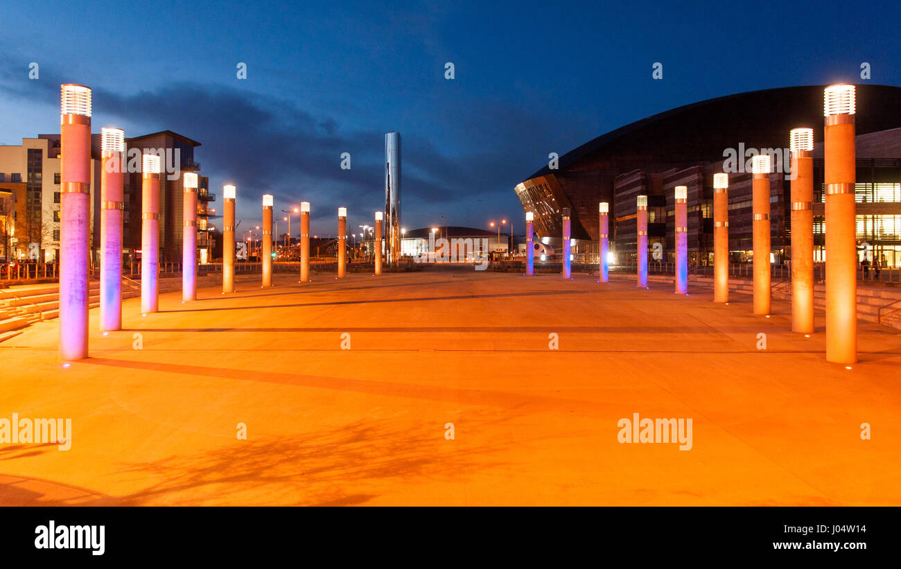 Cardiff, Wales, UK - 17 mars 2013 : Roald Dahl Plass dans la baie de Cardiff est éclairé par des lumières dans la nuit sculpturale colorés, avec le Wales Millennium Centre Banque D'Images