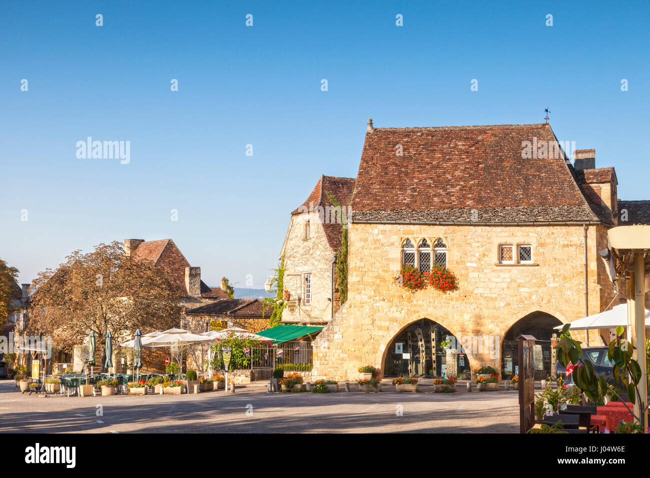 Bureau d'information touristique dans le centre de village médiéval de Domme, Aquitaine, France. Domme est une bastide et est situé sur un éperon rocheux à 250 m ab Banque D'Images