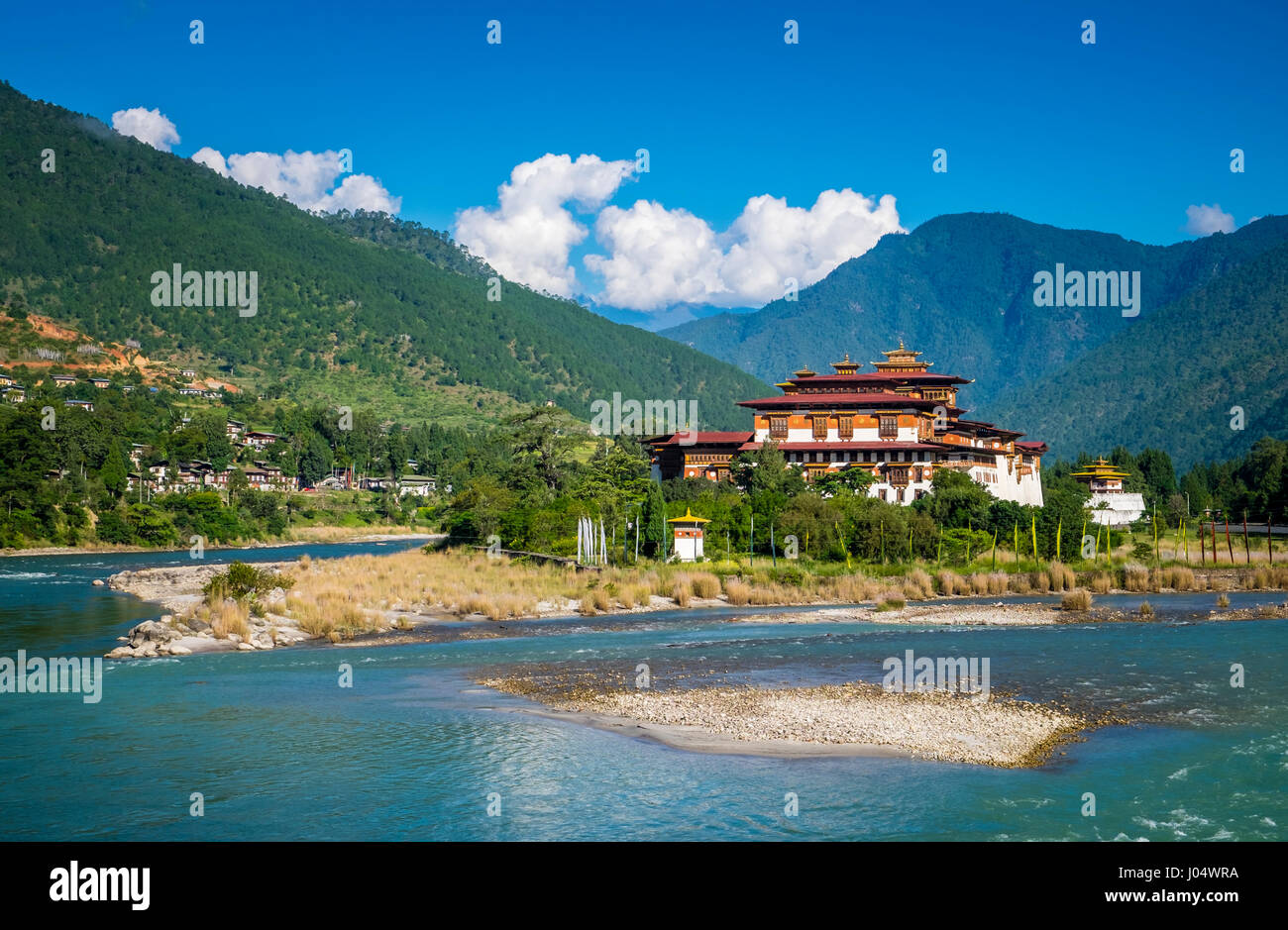 PUNAKHA, BHOUTAN - CIRCA Octobre 2014 : vue sur le Punakha Dzong, un jalon dans Punakha, Bhoutan Banque D'Images