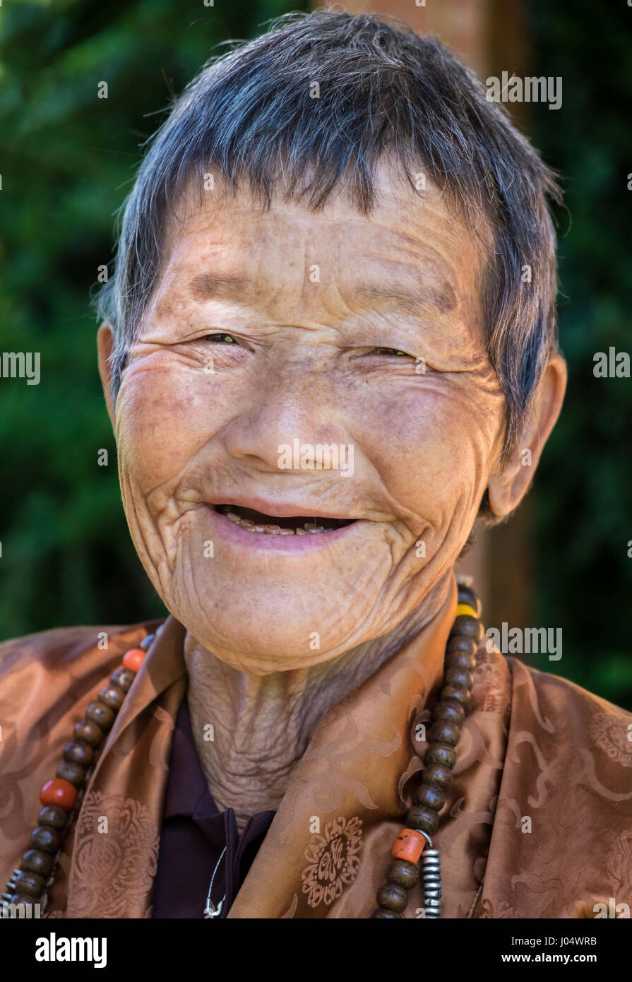THIMPHU, BHOUTAN - CIRCA Octobre 2014 : Old woman smiling bhoutanais près du Memorial Chorten à Thimphu Banque D'Images