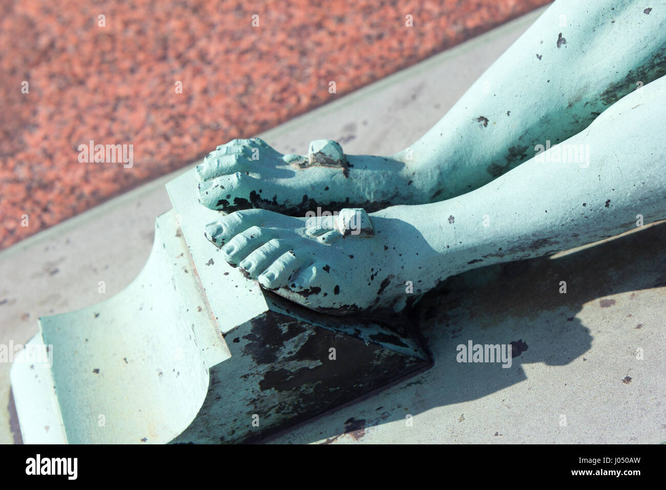 La statue de cuivre de Jésus-Christ sur une pierre tombale Banque D'Images