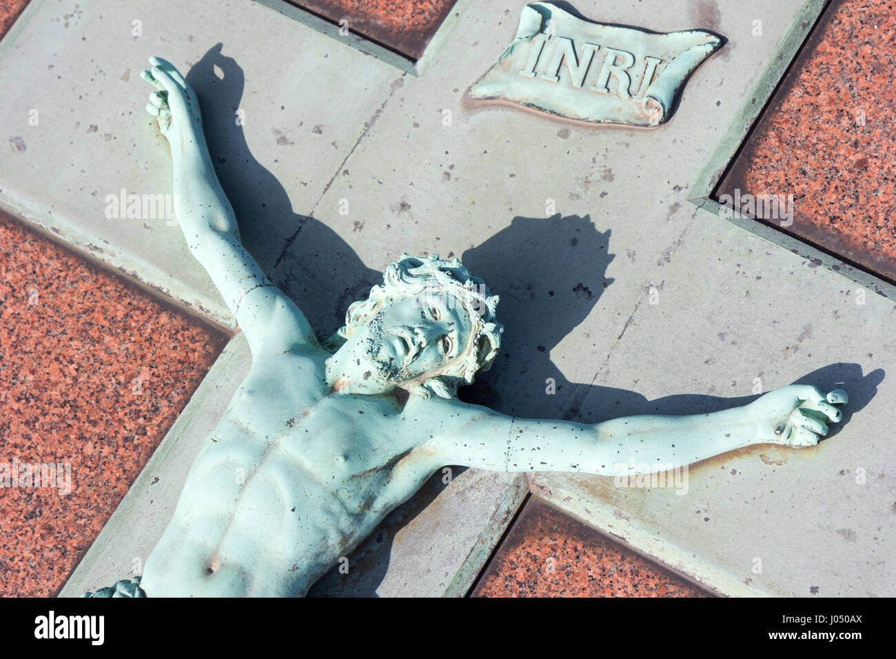 La statue de cuivre de Jésus-Christ sur une pierre tombale Banque D'Images