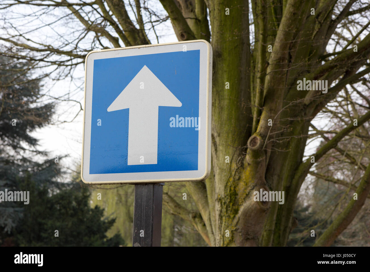 Circulation à sens unique devant le panneau de signalisation Banque D'Images