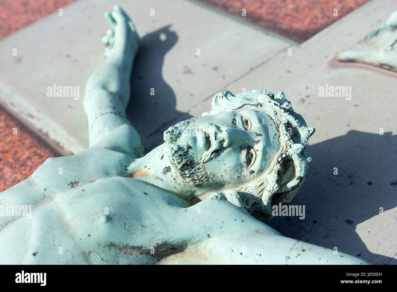 La statue de cuivre de Jésus-Christ sur une pierre tombale Banque D'Images