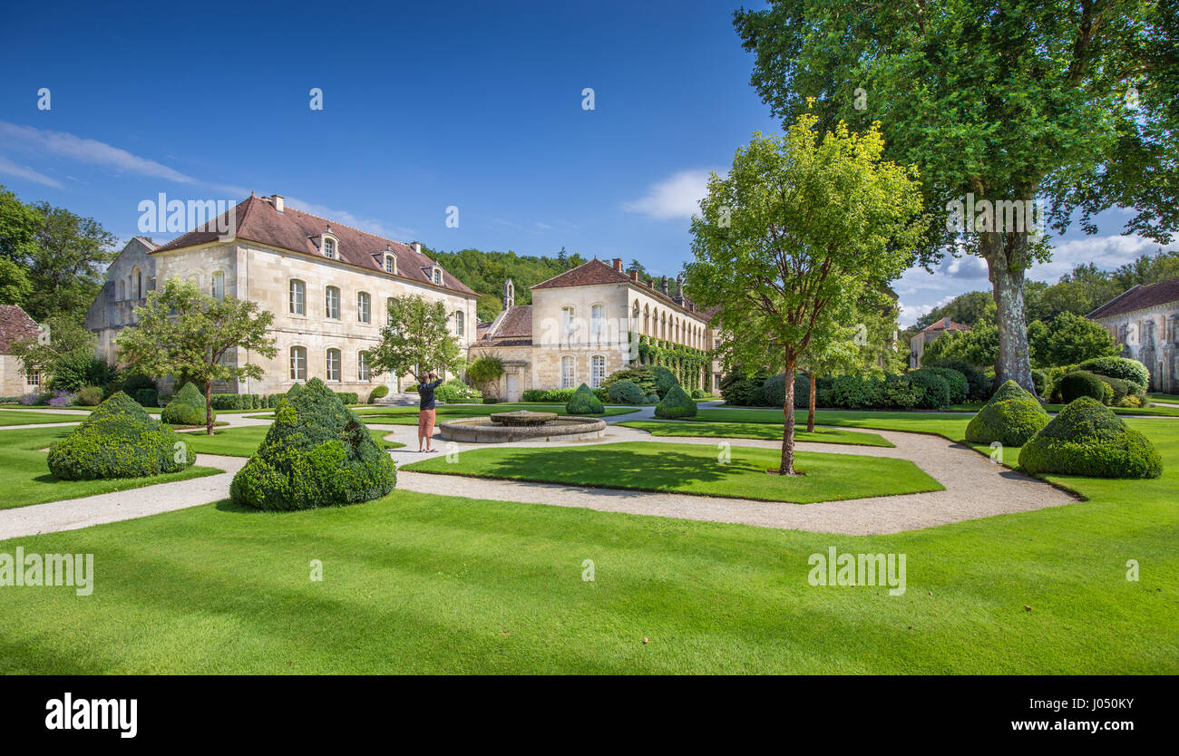 Belle vue de la célèbre abbaye cistercienne de Fontenay, Site du patrimoine mondial de l'UNESCO depuis 1981, lors d'une journée ensoleillée en été, Bourgogne, France Banque D'Images