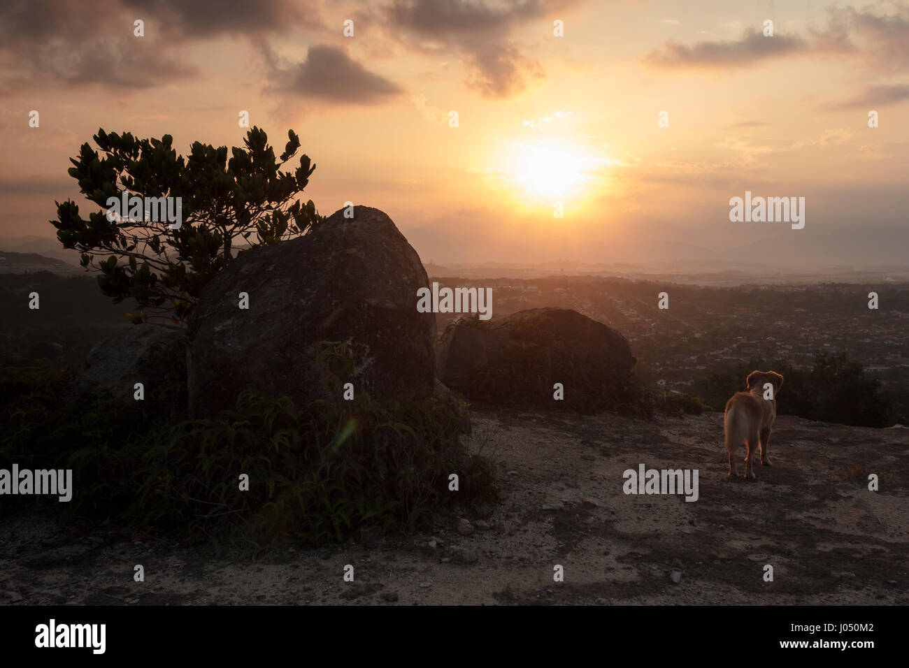 Profitez du lever du soleil tout en admirant la vue sur le village kemayen de la rasah à seremban 2. Banque D'Images