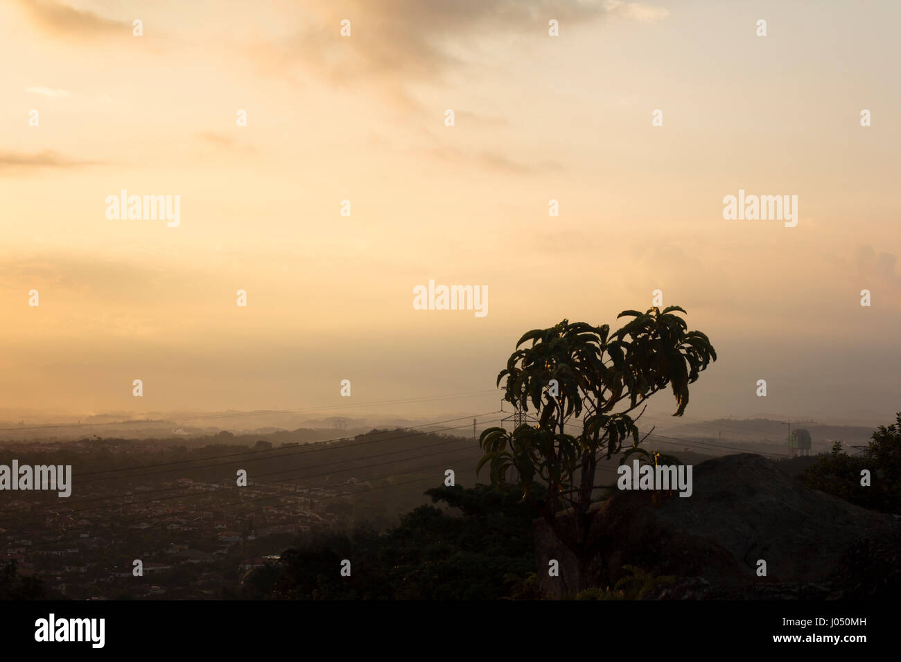 Profitez du lever du soleil tout en admirant la vue sur le village kemayen de la rasah à seremban 2. Banque D'Images