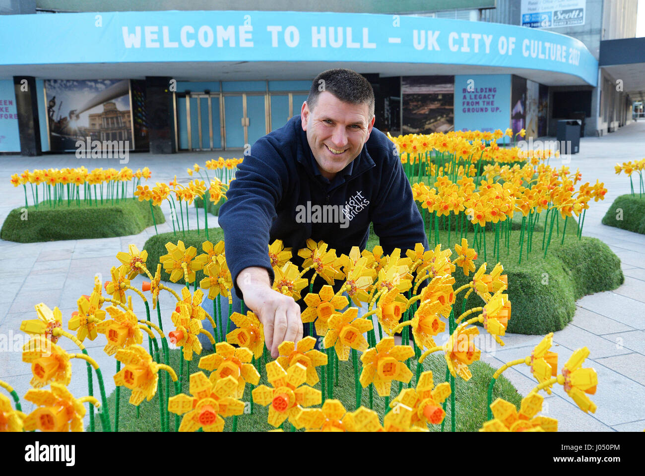 N'UTILISEZ QUE Duncan Titmarsh éditoriale complète un parterre de fait à partir de 1700 au King Edwards LEGO jonquilles Square à Hull de UK City of Culture 2017 activités et seront exposés au public jusqu'au mardi 18 avril. Banque D'Images