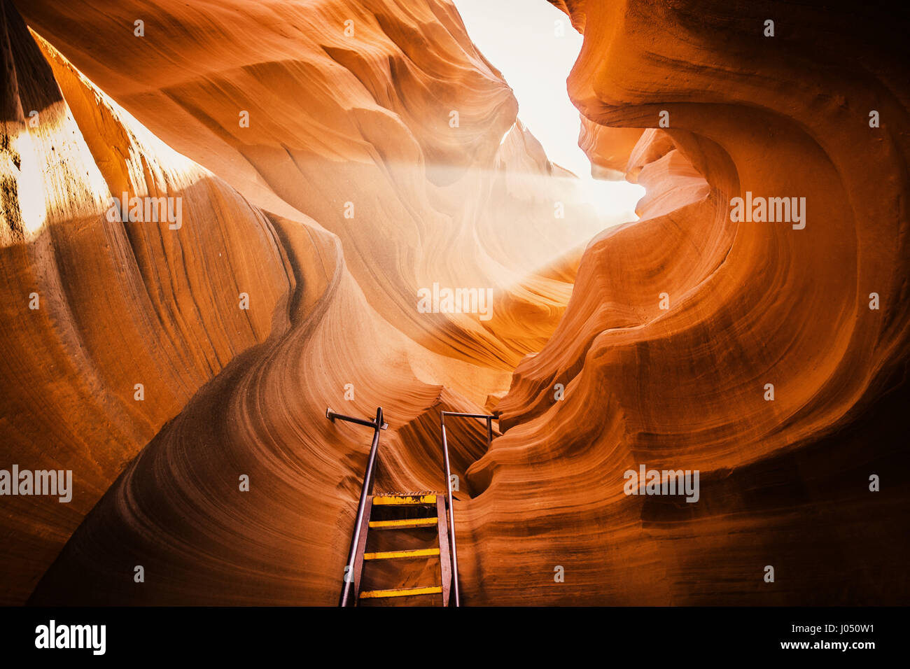 Belle vue sur des formations de grès étonnantes avec une échelle menant vers un faisceau de lumière magique en célèbre Antelope Canyon, Page, Arizona, USA Banque D'Images