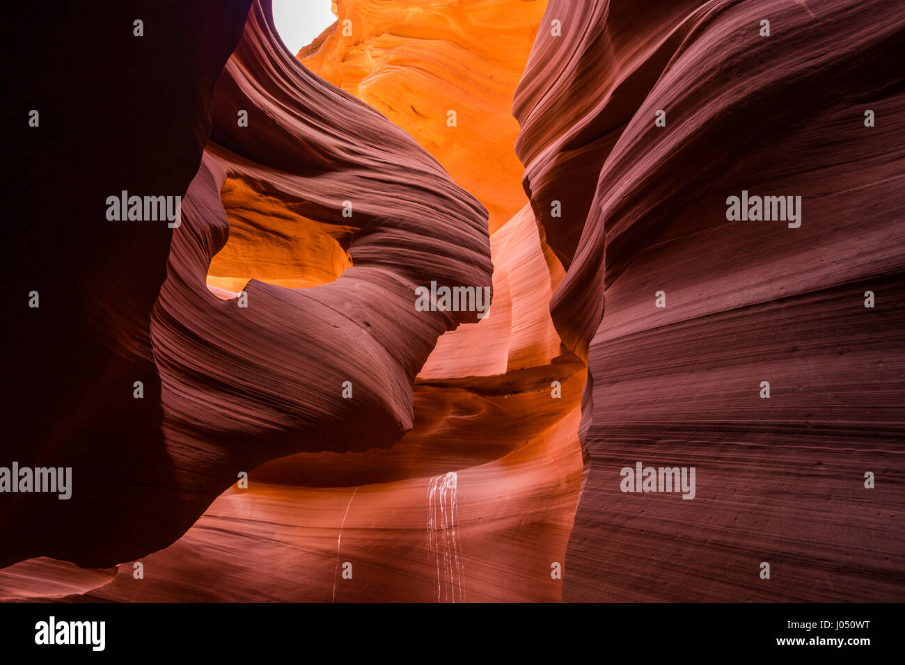 Belle vue grand angle des formations de grès étonnantes dans célèbre Antelope Canyon sur une journée ensoleillée avec ciel bleu près de Page, Arizona, USA Banque D'Images