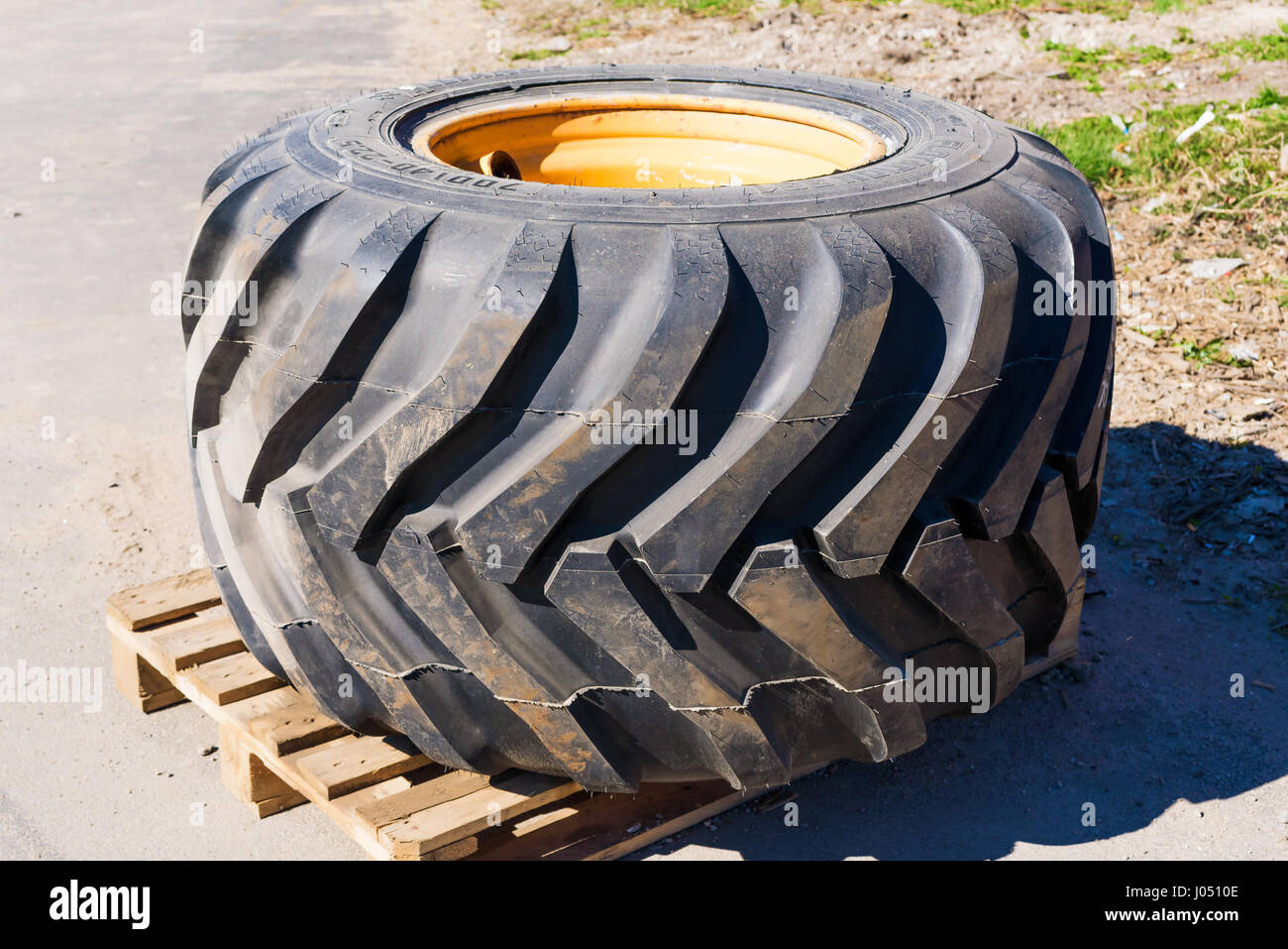 Ronneby, Suède - le 27 mars 2017 : Documentaire de gaspillage de fonds publics. Pièces de tracteur tire sur palette. Banque D'Images