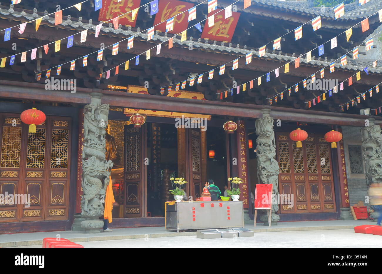Personnes visitent le temple bouddhiste Hualin à Guangzhou en Chine. Temple Hualin a été créé en Minxinsheng par empereur Wu de la Liang dans l'annonce 520s. Banque D'Images