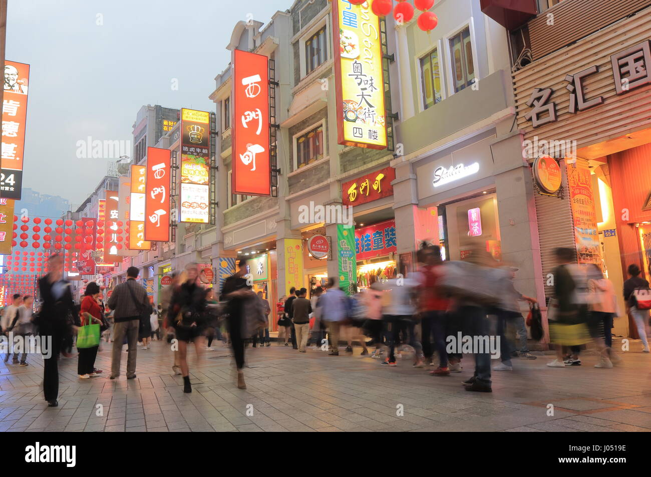 Personnes visitent la rue piétonne Shangxiajiu Guangzhou en Chine. Le premier est de Shangxiajiu street à Guangzhou a ouvert en 1998 Banque D'Images