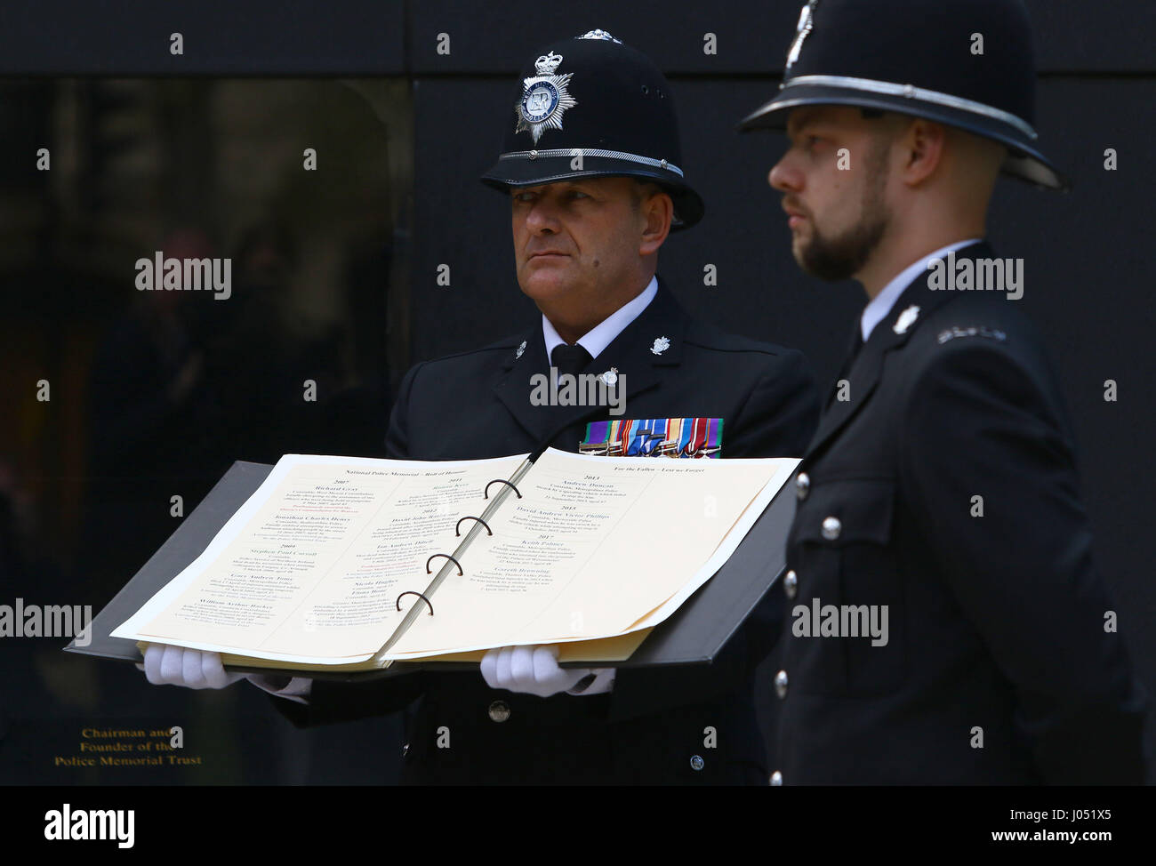 Les noms d'officiers morts Pc Keith Palmer et Pc Gareth Browning sont ajoutés à la Police nationale du souvenir et de la police lors d'un tableau d'honneur cérémonie Trust à Londres. Photo de l'association. Photo date : lundi 10 avril, 2017. Pc Palmer a été tué dans l'attaque de Westminster en mars alors que Browning Pc est mort en avril, plus de trois ans après avoir été grièvement blessé lorsqu'il a été frappé à grande vitesse par une voiture volée en service. Voir l'ACTIVITÉ DE POLICE story Westminster. Crédit photo doit se lire : Rick PARC EOLIEN/PA Wire Banque D'Images