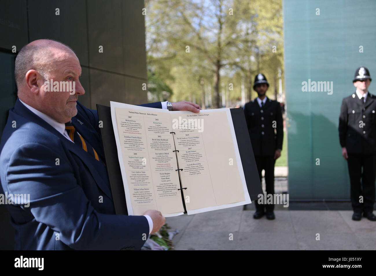 Les noms d'officiers morts Pc Keith Palmer et Pc Gareth Browning sont ajoutés à la Police nationale du souvenir et de la police lors d'un tableau d'honneur cérémonie Trust à Londres. Photo de l'association. Photo date : lundi 10 avril, 2017. Pc Palmer a été tué dans l'attaque de Westminster en mars alors que Browning Pc est mort en avril, plus de trois ans après avoir été grièvement blessé lorsqu'il a été frappé à grande vitesse par une voiture volée en service. Voir l'ACTIVITÉ DE POLICE story Westminster. Crédit photo doit se lire : Rick PARC EOLIEN/PA Wire Banque D'Images