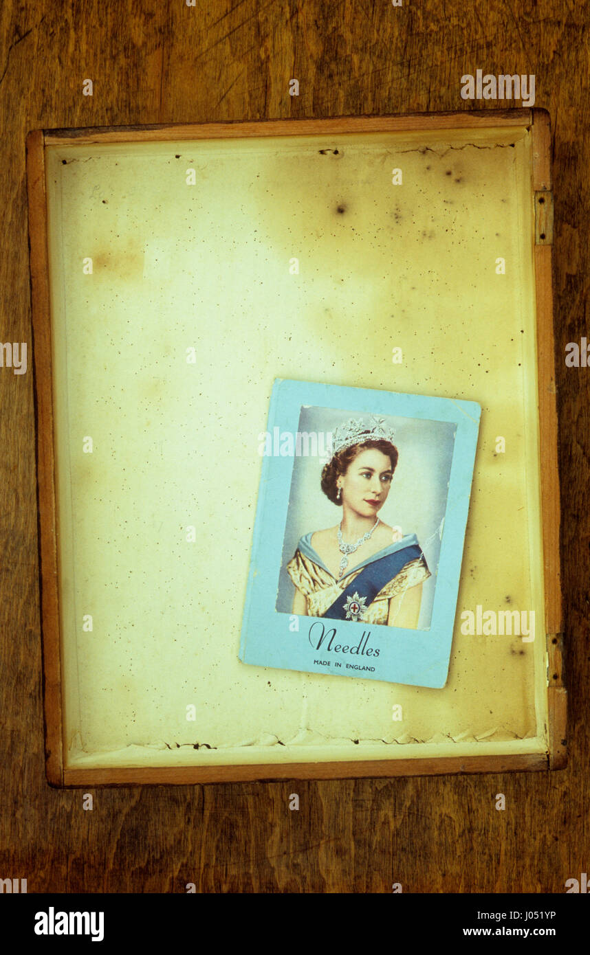 Boîte contenant vintage dossier pour aiguilles à coudre avec une photo de jeune reine Elizabeth II sur sa face avant Banque D'Images Boîte contenant vintage dossier pour aiguilles à coudre avec une photo de jeune reine Elizabeth II sur sa face avant Banque D'Images
