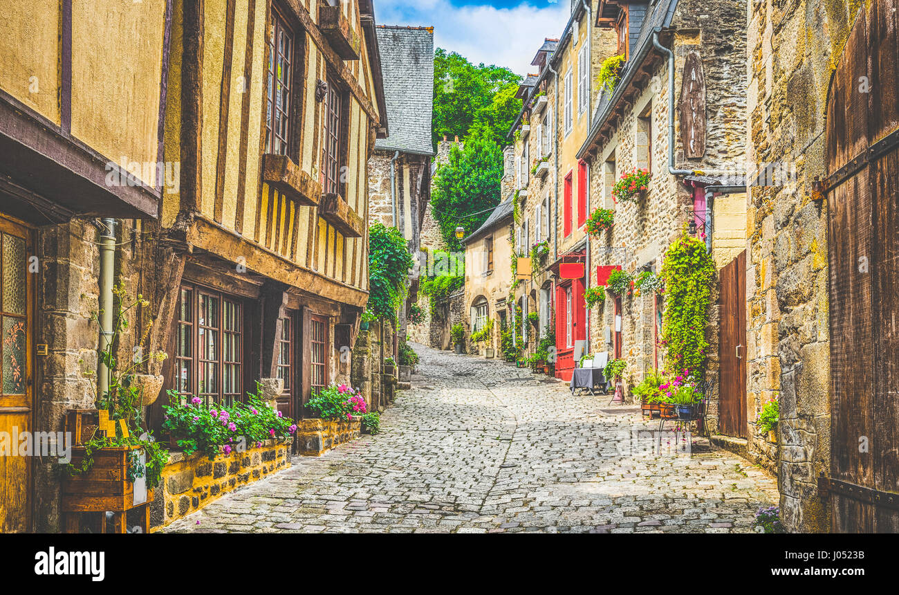 Belle vue sur ruelle pittoresque historique avec des maisons traditionnelles et rue pavée, dans une vieille ville en Europe avec ciel bleu et nuages en été Banque D'Images