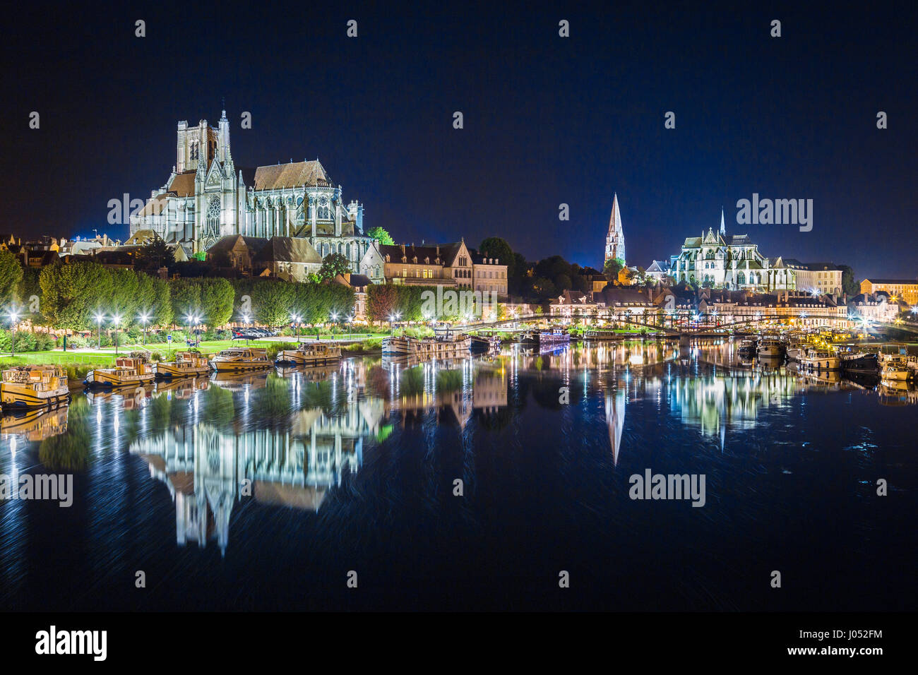 Ville historique d'Auxerre avec rivière (Yonne) la nuit, Bourgogne, France Banque D'Images