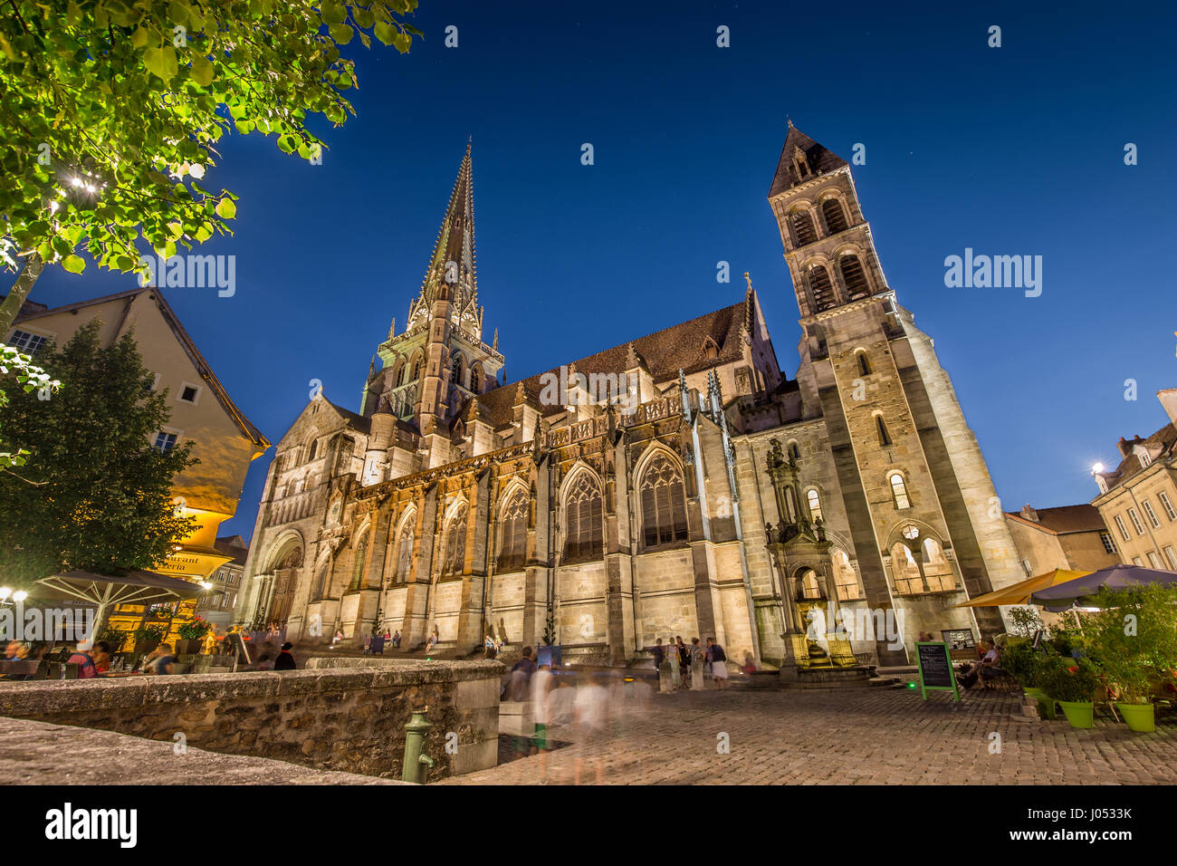 Ville historique d'Autun avec sa célèbre Cathédrale Saint-Lazare d'Autun illuminée en bleu pendant l'heure du crépuscule magnifique, au crépuscule, en Saône-et-Loire, France Banque D'Images