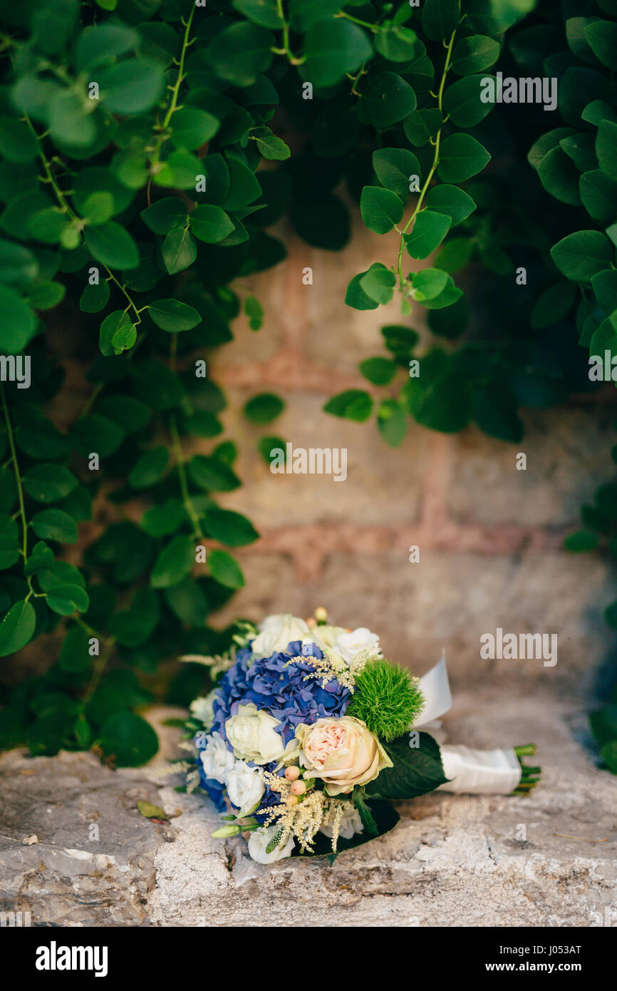 Bouquet de mariée mariage d'hortensias, Astilba Lisianthus, sur les rochers. Mariage dans le Monténégro, de l'Adriatique. Banque D'Images