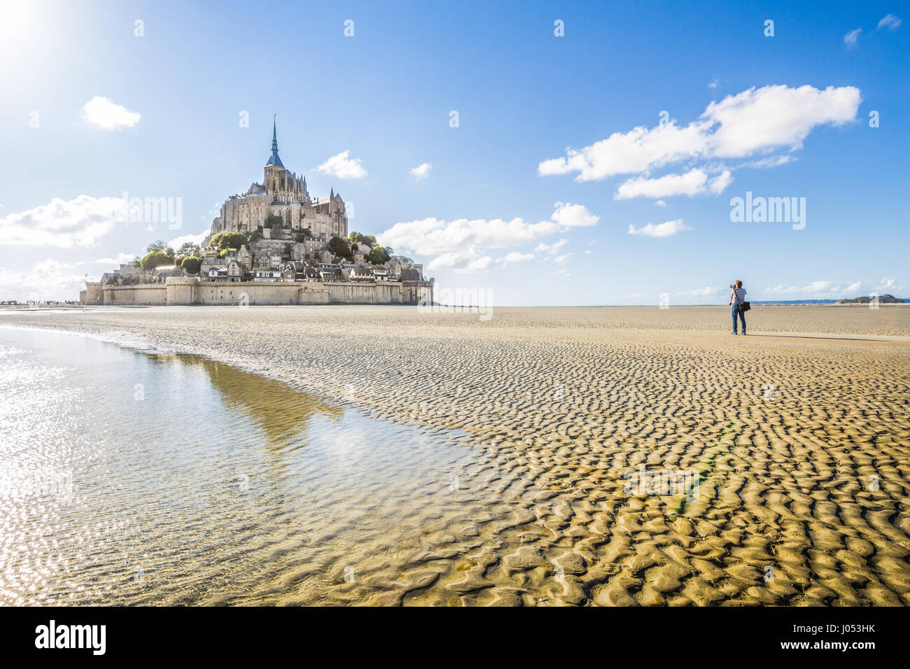Vue panoramique sur le Mont Saint-Michel historique célèbre île de marée touristique avec les hommes de prendre une photo sur une journée ensoleillée en été, Normandie, France Banque D'Images