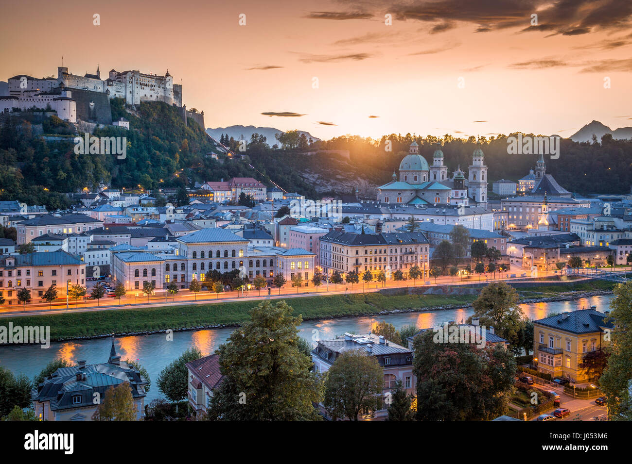 Vue panoramique aérienne de la vieille ville de Salzbourg avec la Forteresse de Hohensalzburg, dans la belle lumière du soir au crépuscule doré en été, Autriche Banque D'Images