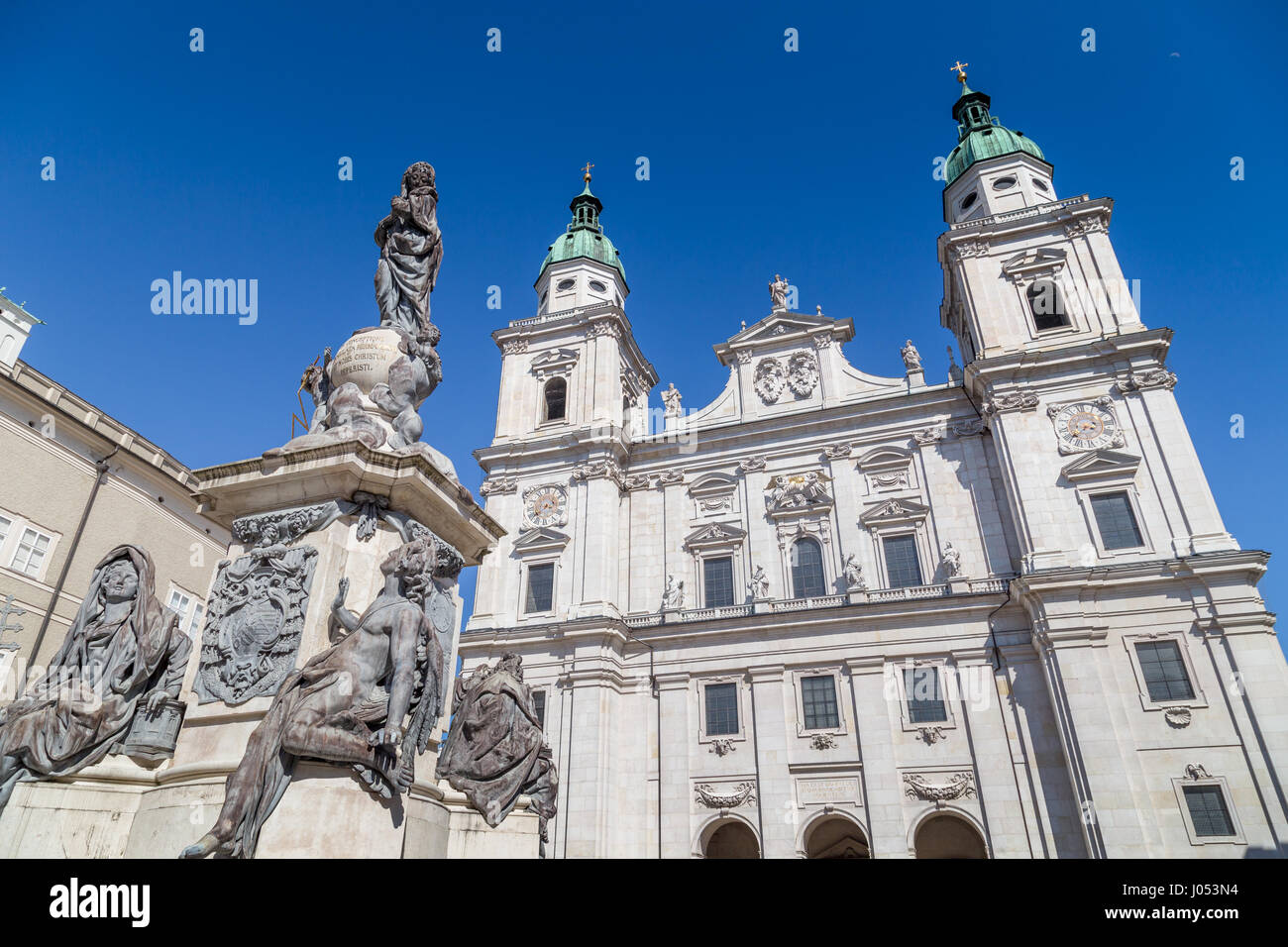 Grand angle de vue classique de la célèbre cathédrale de Salzbourg avec historique célèbre Maria Immaculata (Marie Immaculée) sculpture à l'été en place Domplatz Banque D'Images