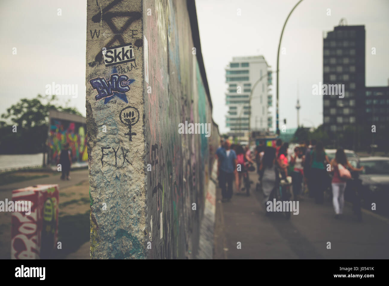 Vue panoramique du célèbre Mur de Berlin décoré de graffitis colorés street art à l'historique East Side Gallery sur un jour nuageux moody avec retro vintag Banque D'Images