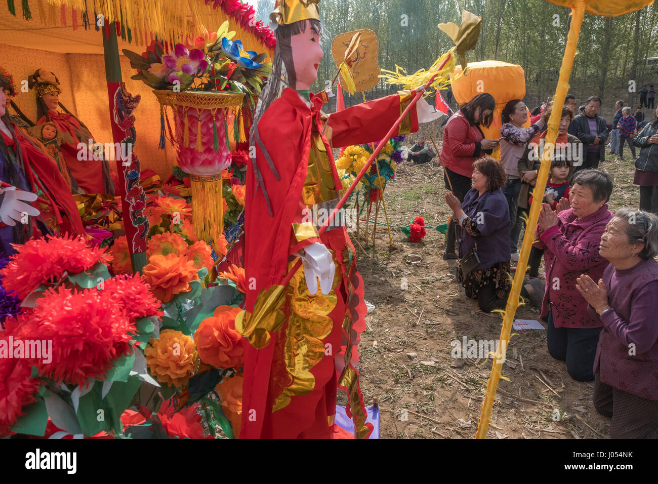 Les villageois de participer à une cérémonie annuelle du Taoïsme pour célébrer l'anniversaire d'Bixia Yuanjun, aussi appelée la "Dame du Mont Tai", l'une des plus importantes déesses le Taoïsme en Chine du Nord, dans le comté de Rongcheng Liutong, village, l'un des trois comtés de la rédaction d'Xiongan nouveau domaine dans la province de Hebei, Chine, le 09 avril, 2017. Avec le gouvernement chinois a annoncé subitement l'emplacement de la zone économique spéciale (ZES) qui auraient pour effet de servir comme une extension de la capitale Beijing il y a une semaine, la cérémonie de telle Liutong peut-être la dernière. Credit : Lou Linwei/Alamy Live News Banque D'Images