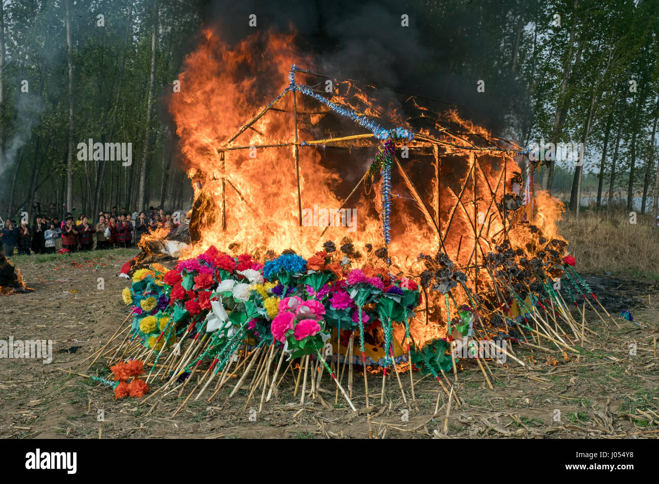 Les villageois de brûler les culte alors qu'il participait à une cérémonie annuelle du Taoïsme pour célébrer l'anniversaire d'Bixia Yuanjun, aussi appelée la "Dame du Mont Tai", l'une des plus importantes déesses le Taoïsme en Chine du Nord, dans le comté de Rongcheng Liutong, village, l'un des trois comtés de la rédaction d'Xiongan nouveau domaine dans la province de Hebei, Chine, le 09 avril, 2017. Avec le gouvernement chinois a annoncé subitement l'emplacement de la zone économique spéciale (ZES) qui auraient pour effet de servir comme une extension de la capitale Beijing il y a une semaine, la cérémonie de telle Liutong peut-être la dernière. Banque D'Images