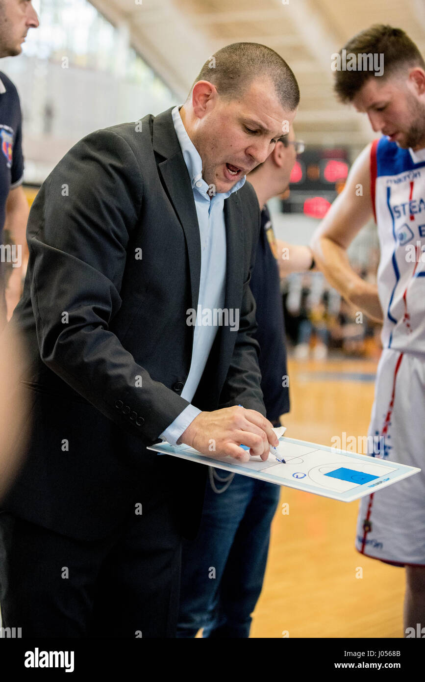 9 avril 2017:Marko Filipovic l'entraîneur en chef de Steaua Bucarest lors  de la CSM 2017 EximBank finale championnat de basket nationale masculine  U20 match entre le Steaua Bucarest et l'EximBank de CSM