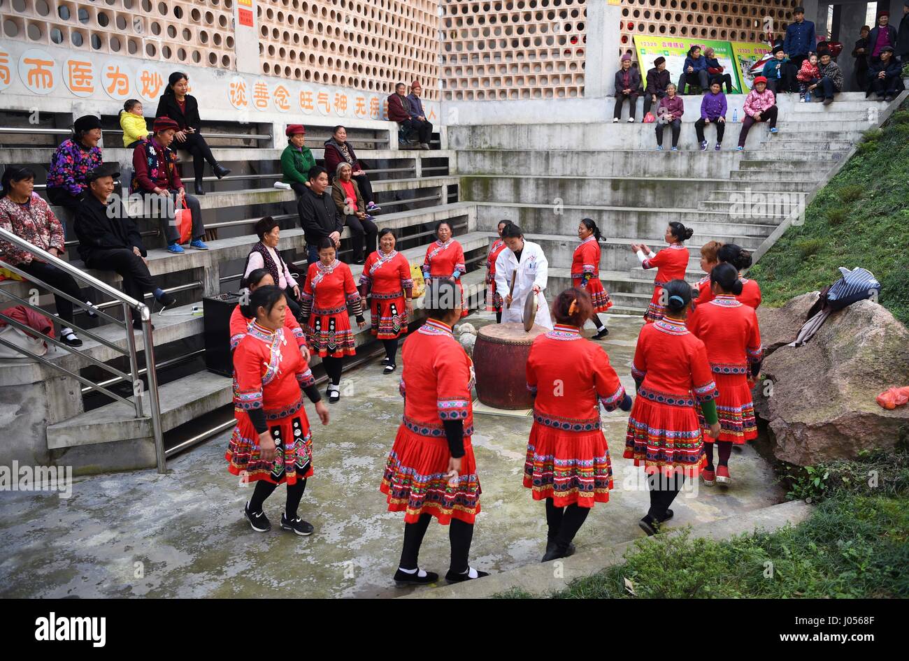 Changsha, Chine, province du Hunan. Mar 31, 2017. Effectuer les villageois à la danse folklorique de la zone publique à l'hôpital Angdong Angdong Village de Baojing County, province de Hunan, en Chine centrale, le 31 mars 2017. Ce nouveau bâtiment de l'hôpital rural, qui a ouvert ses portes en 2014, était bien connu pour son design unique. Il a été reconnu avec le prix jeune architecte international par la plus haute distinction de la Grande-Bretagne pour l'architecture, le Royal Institute of British Architects (RIBA), en 2016. Crédit : Li Ga/Xinhua/Alamy Live News Banque D'Images